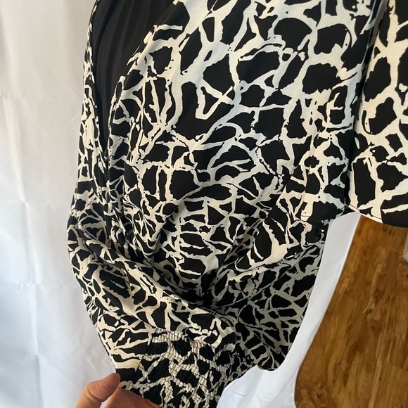 Stylish Black and White Women's Top size XL Dessbarn - Picture 4 of 7